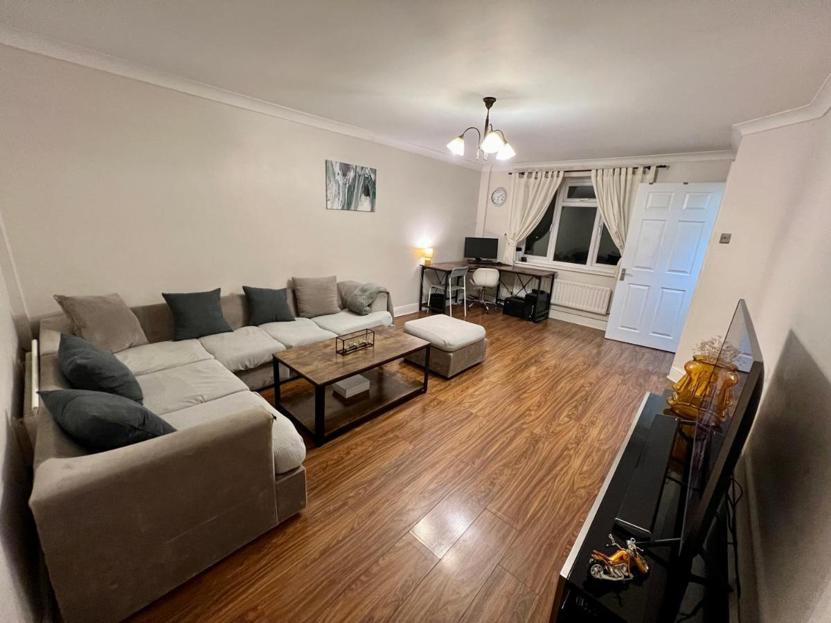 Entire 3 Bedroom End Of Terrace House! Thamesmead  Eksteriør billede
