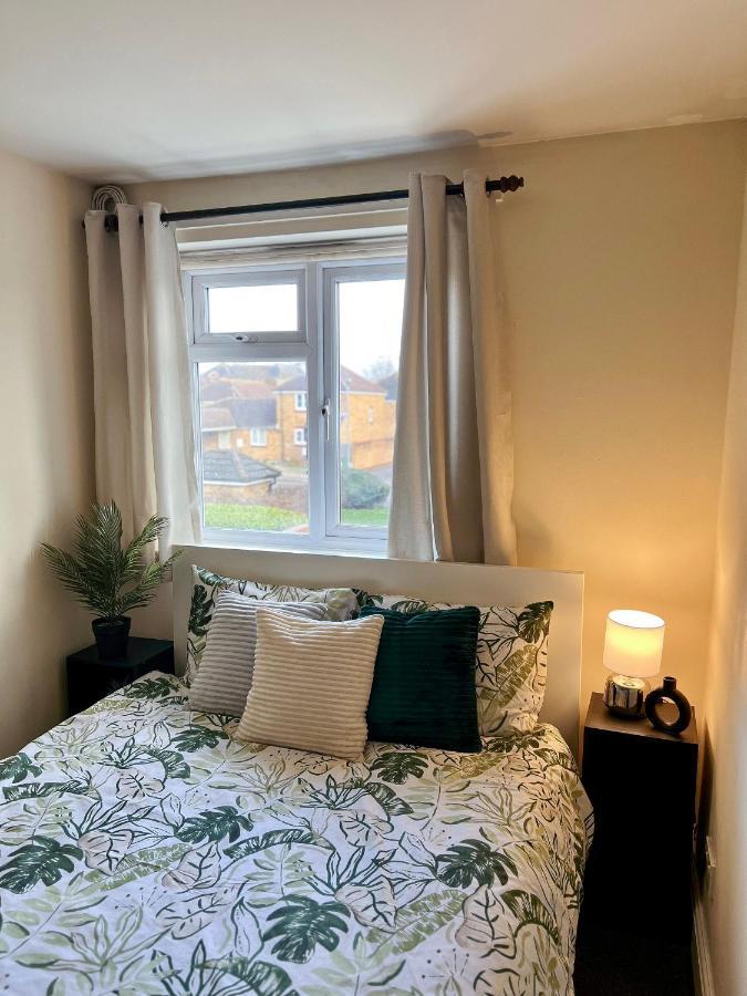 Entire 3 Bedroom End Of Terrace House! Thamesmead  Eksteriør billede
