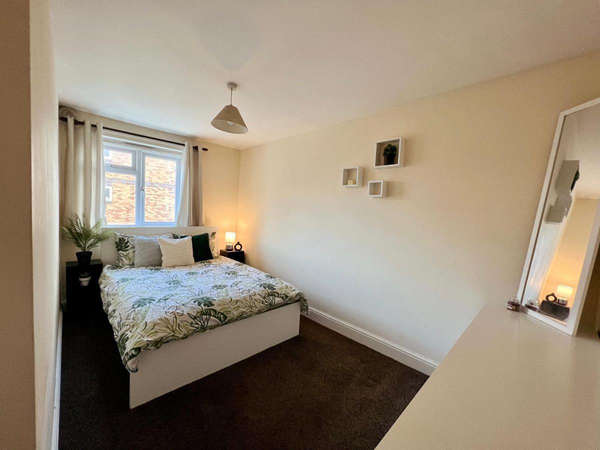 Entire 3 Bedroom End Of Terrace House! Thamesmead  Eksteriør billede