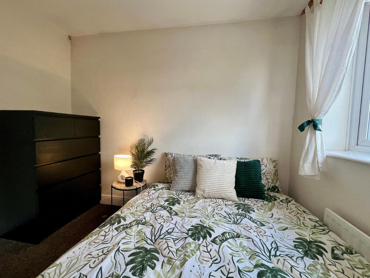 Entire 3 Bedroom End Of Terrace House! Thamesmead  Eksteriør billede