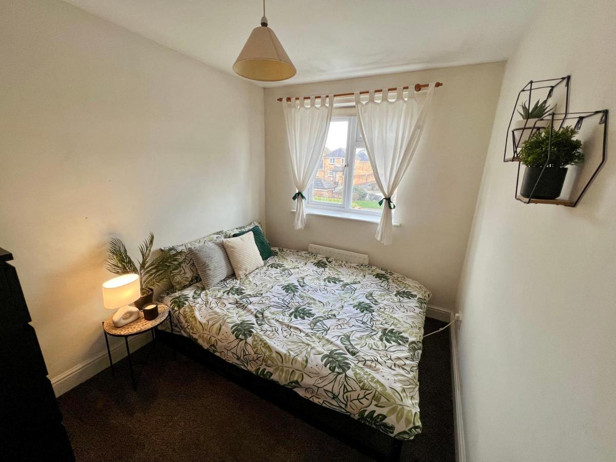 Entire 3 Bedroom End Of Terrace House! Thamesmead  Eksteriør billede