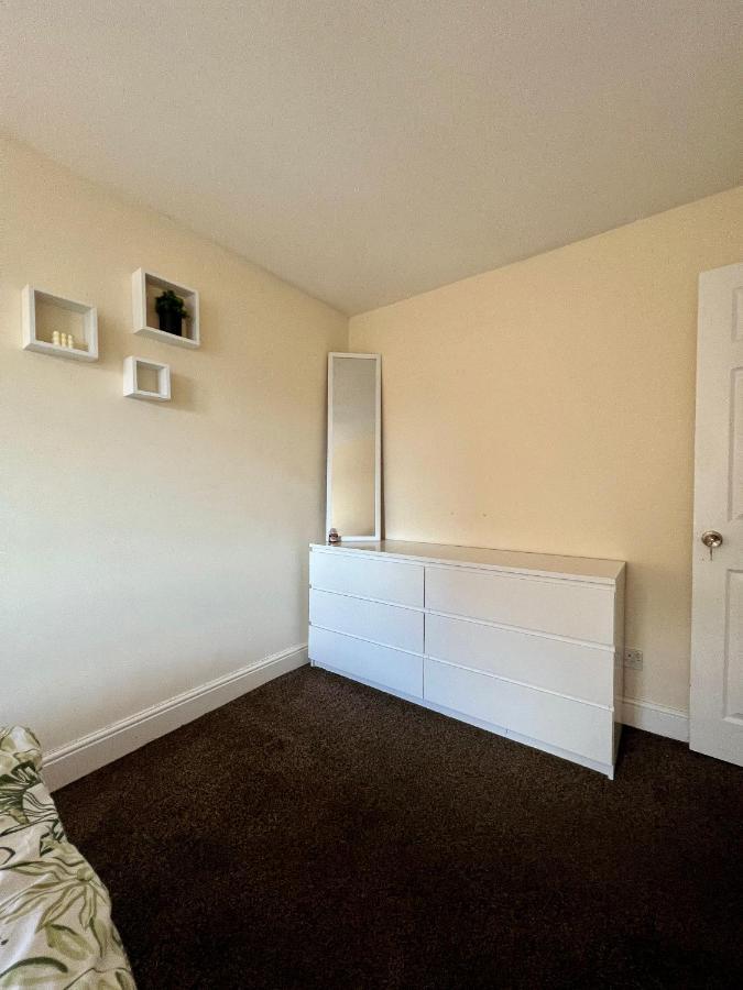Entire 3 Bedroom End Of Terrace House! Thamesmead  Eksteriør billede