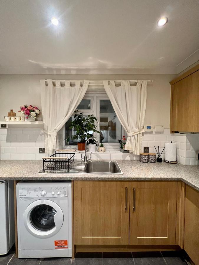 Entire 3 Bedroom End Of Terrace House! Thamesmead  Eksteriør billede