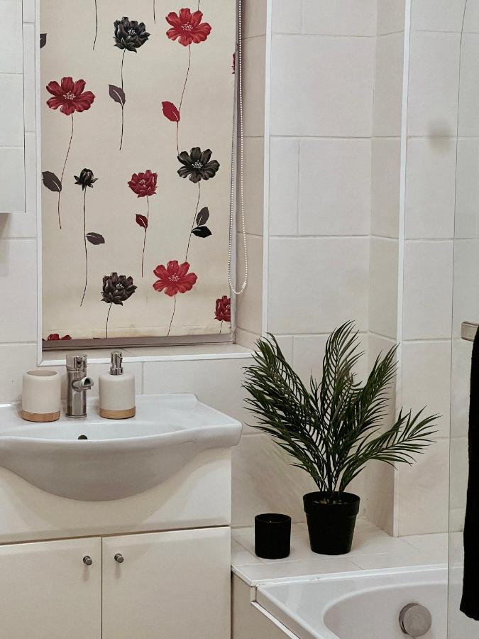 Entire 3 Bedroom End Of Terrace House! Thamesmead  Eksteriør billede
